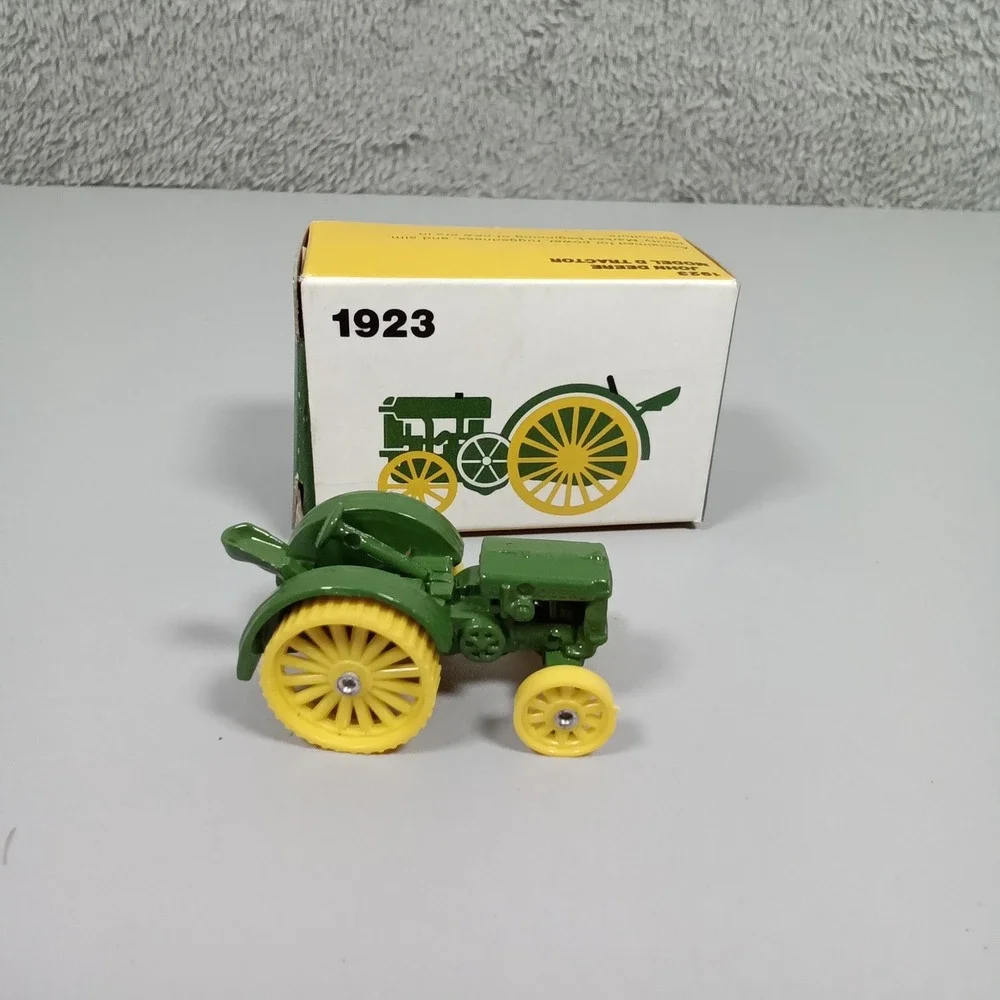 John Deere 1923 Model D Tractor Ertl Die-cast Miniature No. 563 with Box Green
